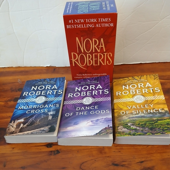 Nora Roberts Box Set The Circle Trilogy - Picture 2 of 7